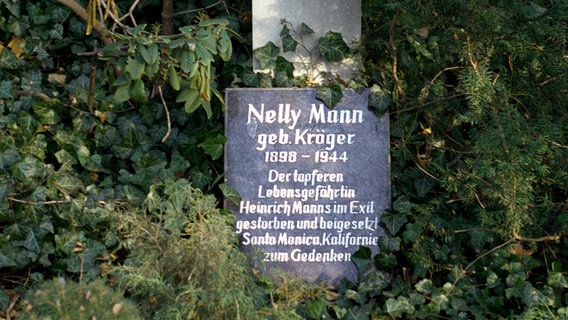 Eine Gedenktafel zu Ehren Nelly Krögers am Fuße des Grabsteins von Heinrich Mann. © picture-alliance / ZB Foto: Hubert Link
