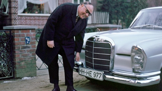 Heinz Erhardt im Januar 1969 vor seinem Haus in Hamburg-Wellingsbüttel Heinz Erhardt im Januar 1969 vor seinem Haus in Hamburg-Wellingsbüttel © picture-alliance/ dpa | Foto: Lothar Heidtmann