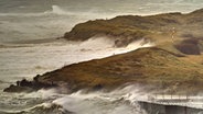Wellen schlagen über die Uferbefestigung auf Helgoland © dpa 
