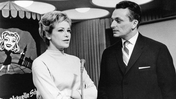 Hildegard Knef bei der Vorbesprechung mit Werner Baecker in der Aktuellen Schaubude am 19.04.1958. © NDR - Honorarfrei 