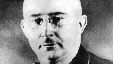 Portrait von Heinrich Himmler, Mann mit Nickelbrille und kleinem Oberlippenbärtchen.  