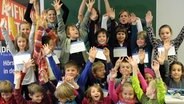 Klasse 3b der Grundschule Lamme in Braunschweig jubelt © NDR 