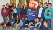 Gymnasium Marianum Meppen: Klasse 6b posiert vor dem Schild "Hörspiel in der Schule. © NDR 