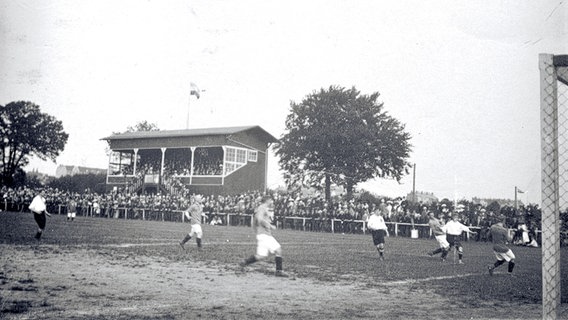 Derbyzeit auf dem Kieler Holstein-Platz im Jahr 1914: Holstein spielt gegen den 1. KFV.  
