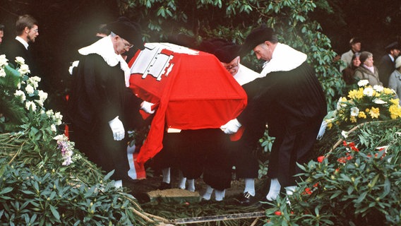 Beisetzung von Ida Ehre am 23. Februar 1989 auf dem Ohlsdorfer Friedhof in Hamburg © picture-alliance / dpa Foto: Carsten Rehder