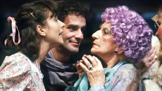 Ida Ehre (Mitte) am 2. April 1985 bei einer Probe zu dem Stück "Eine sonderbare Dame" in den Hamburger Kammerspielen © dpa-Bildarchiv 