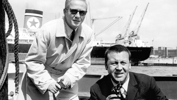 Im Hamburger Hafen geraten Waffenhändler Müller (Werner Bruhns, links) und sein Helfer Bruno (Günther Lamprecht) in einen Schusswechsel mit Rivalen. © NDR/Lilo-Foto 