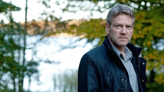Kommissar Wallander (Kenneth Branagh) sucht nach einem Phantom. Kommissar Wallander - Vor dem Frost © ARD Degeto/Yellow Bird Rights/Left Bank Picture 