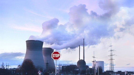 Atomkraftwerk Grundremmingen, in Abenddaemmerung mit leuchtendem Stopschild im Vordergrund, nuclear power station © picture alliance / blickwinkel/A Foto: A. Hartl