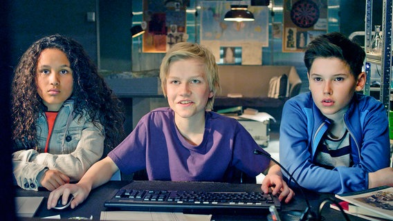 Das Trio: Nora (Naomi Hasselberg Thorsrud), Lars (Bjørnar Lysfoss Hagesveen) und Simon (Oskar Lindquist). Das Trio: Nora (Naomi Hasselberg Thorsrud), Lars (Bjørnar Lysfoss Hagesveen) und Simon (Oskar Lindquist). © NDR/NordicStories