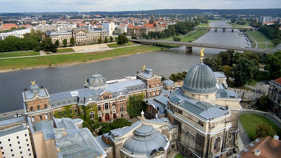 Blick über die Dächer der Kunstakademie in Dresden. Gegenüber am Elbufer in der Neustadt das sächsische Finanzministerium. Blick über die Dächer der Kunstakademie in Dresden. Gegenüber am Elbufer in der Neustadt das sächsische Finanzministerium. © HR/Simone Jung
