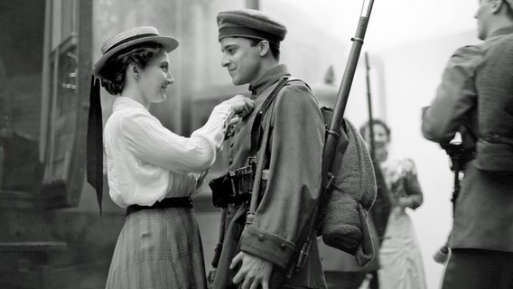 Abschied Anna und Kostja am Zug. Fahrt zur Front im 1. Weltkrieg. © NDR/Sandra Müller/C-FILMS (Deut 