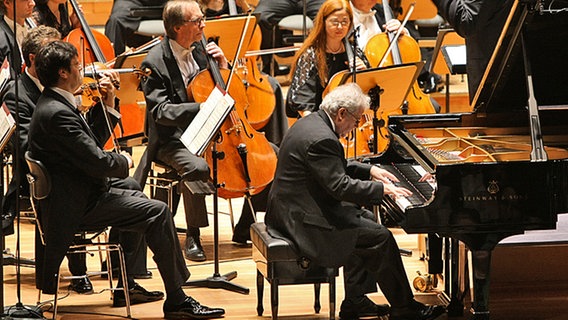Emanuel Ax am Klavier zusammen mit dem NDR Sinfonieorchester unter Christoph von Dohnànyi. © NDR Foto: Marcus Krüger
