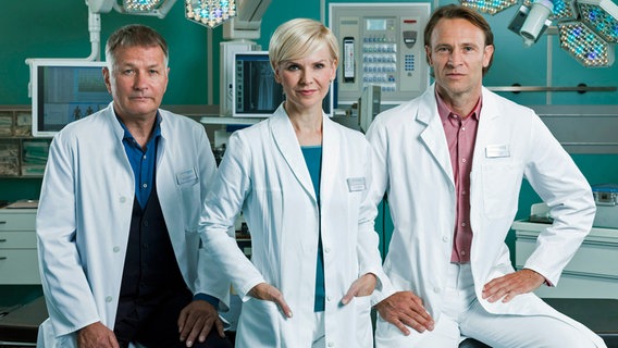 Das Ärzteteam (von links): Dr. Roland Heilmann (Thomas Rühmann), Dr. Kathrin Globisch (Andrea Kathrin Loewig), Dr. Martin Stein (Bernhard Bettermann) © MDR/Saxonia/Tom Schulze 