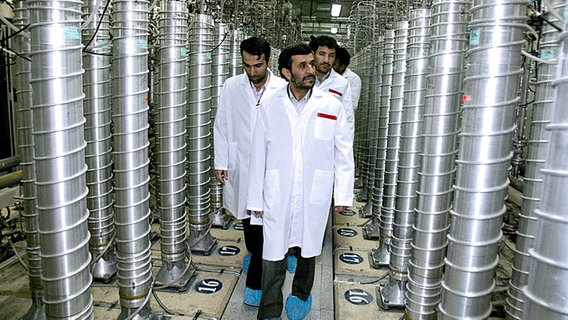 Ahmadinedschad besichtigt die Uran-Anreicherungsanlage in Natans. © picture-alliance/ dpa Foto: Abaca 149198