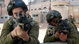 Zwei israelische Soldaten mit Gewehren. © dpa-Bildfunk 