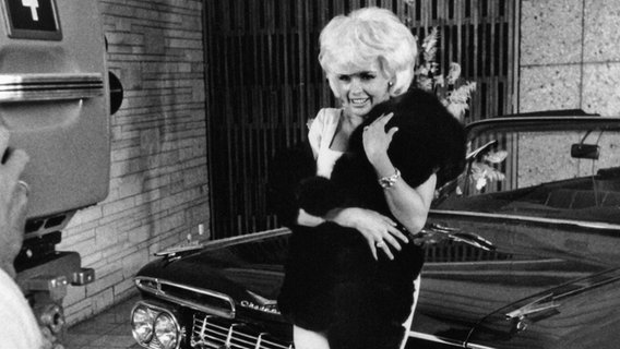 Jayne Mansfield fand während der Dreharbeiten für das Musical "Heimweh nach St. Pauli" Zeit für die Aktuelle Schaubude, 1963. © NDR 