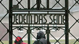 Der Spruch "Jedem das Seine" über dem Eingang zum Konzentrationslager Buchenwald © AP Foto: Jens Meyer