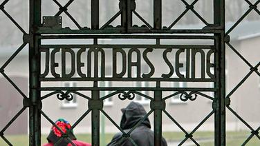 Der Spruch "Jedem das Seine" über dem Eingang zum Konzentrationslager Buchenwald © AP Foto: Jens Meyer