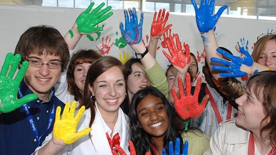 Teilnehmer des Junior8-Gipfel in Wismar zeigen ihre bunten Hände  