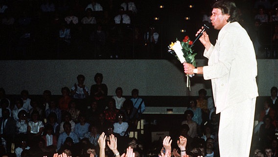 Roland Kaiser gibt am 31. März 1989 ein Konzert in der Rostocker Kongresshalle. © dpa - Bildarchiv Foto: dpa