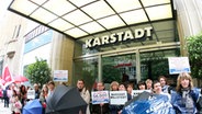 Karstadt-Beschäftigte bilden am 7. Juni 2009 eine Menschenkette um das Karstadt-Haus in der Hamburger Innenstadt. © dpa Foto: Bodo Marks