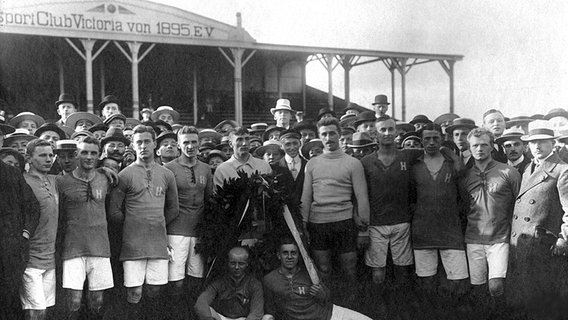 Die Spieler von Holstein Kiel nach dem Gewinn der deutschen Meisterschaft 1912.  