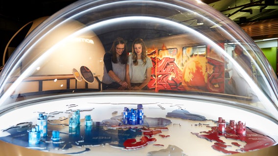 Zwei Besucherinnen im Ausstellungsbereich "Perspektiven" des Klimahauses. © Klimahaus® Bremerhaven 8° Ost Foto: Jan Rathke