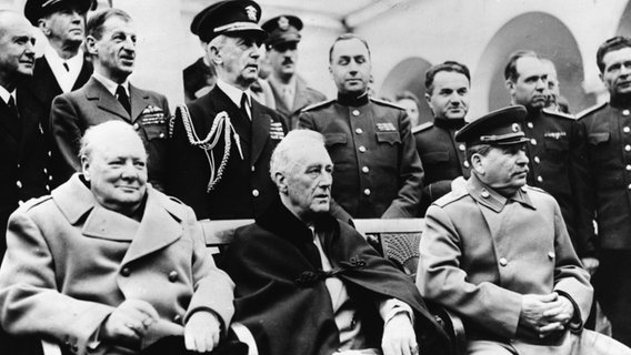Jalta-Konferenz, 4. - 11. Februar 1945: (sitzend v.l.n.r.) der britische Premierminister Winston Churchill, US-Präsident Franklin D. Roosevelt und der sowjetische Diktator Josef Stalin. © dpa - Bildarchiv 