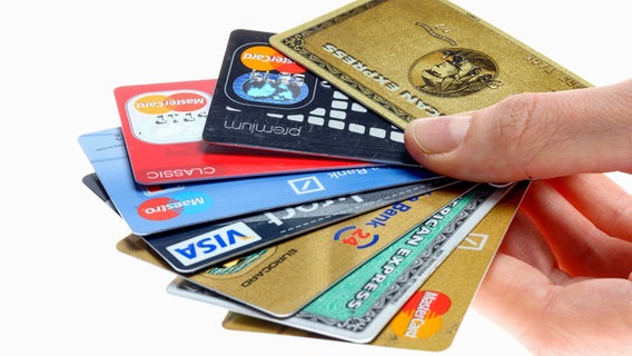 Hand hält verschiedene Kredit- und Bankkarten. © picture-alliance/imageBROKER 