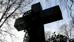 Ein Kreuz auf einem Friedhof © dpa-Bildfunk Foto: Maurizio Gambarini