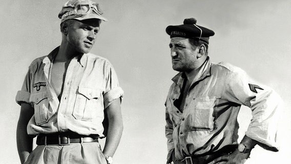 Hardy Krüger (links) und Lino Ventura in einer Szene aus dem Film "Taxi nach Tobruk". © dpa / picture alliance 