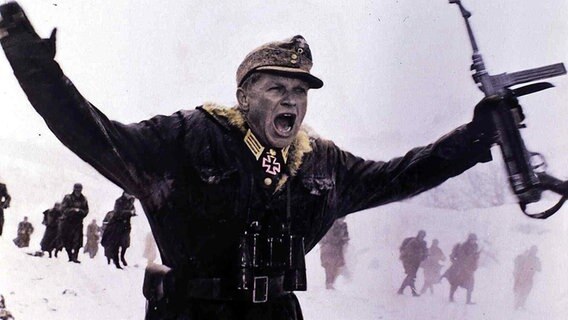 Hardy Krüger als Soldat um Schnee - Szene aus dem Film "Schlacht an der Neretva". © dpa / picture alliance Foto: United Archives/IFTN