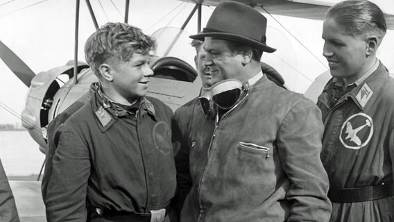 Hardy Krüger (links), Josef Sieber und ein weiterer junger Mann in einer Szene aus dem NS-Propagandafilm "Junge Adler". © dpa / picture alliance 