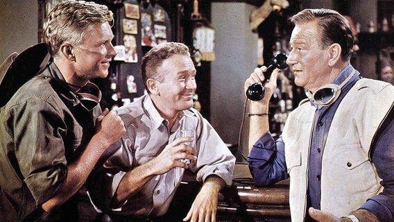 von links: Hardy Krüger, Red Buttons und John Wayne in einer Szene aus dem Film "Hatari". © dpa / picture alliance Foto: United Archives/IFTN