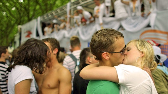 Zwei sich küssende Paare auf einer Veranstaltung © dpa - Bildfunk 