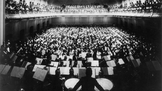 Eröffnungskonzert in der Laeiszhalle mit dem Philharmonischen Orchester, 1908 © Laeiszhalle / Denkmalschutzamt Hamburg 