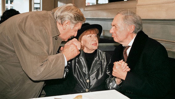 Der pensionierte Kriminalbeamte Wilhelm (Günter Pfitzmann, l.) will Käthe (Brigitte Mira) seine Zuneigung beweisen. Käthes Ehemann Hubert (Harald Juhnke, r.) sieht das nicht gerne. © ARD/Degeto 