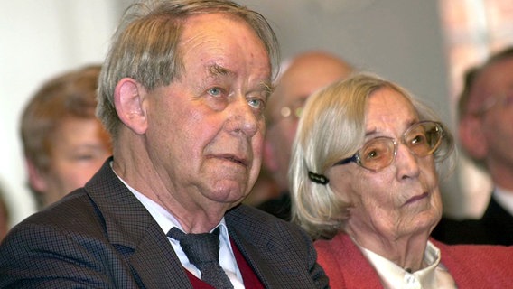 Siegfried Lenz mit seiner Frau Lieselotte (2004)  
