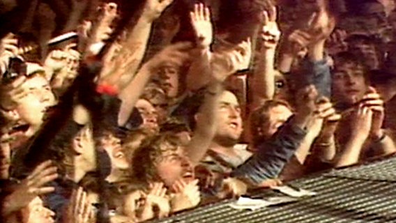 Fans beim Udo-Lindenberg-Konzert in Schwerin am 09.01.1990 © Hamburg Journal 