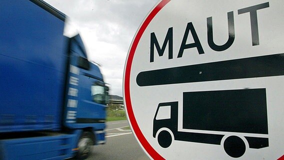 Ein Lkw fährt an einem Maut-Schild vorbei © picture-alliance/dpa Foto: Patrick Seeger