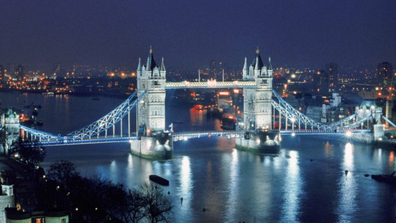 London Tower Bridge bei Nacht © picture-alliance 