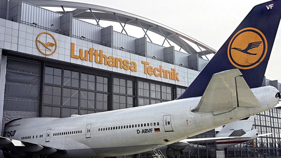 Boeing 747 vor einer Werkshalle der Lufthansa Technik in Hamburg © picture-alliance / dpa Foto: Ulrich Perrey
