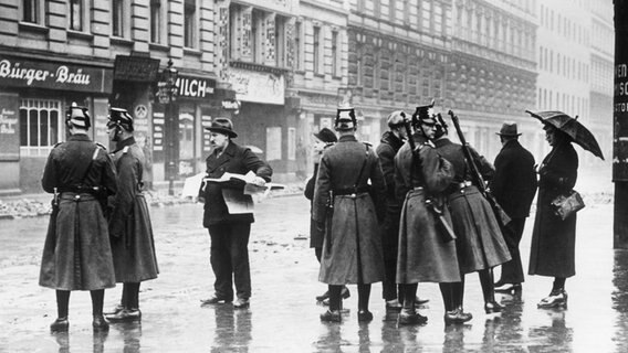 Polizisten führen 1933 in Berlin eine Razzia gegen Kommunisten durch. © picture-alliance / akg-images Foto: akg-images