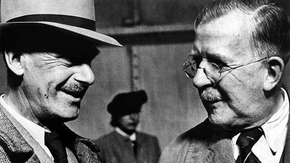 Heinrich (r.) und Thomas Mann 1940 in New York. © picture-alliance/ dpa Foto: Keystone