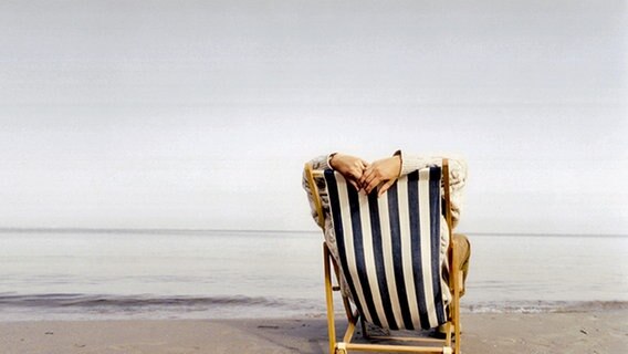 Mann liegt in einer Strandliege © NDR - Julia Knop Foto: Julia Knop