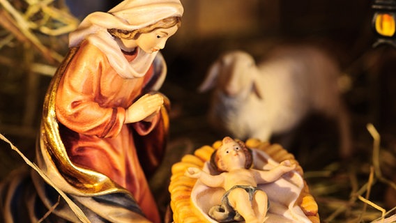Mary and Jesus in the manger © fotolia Photo: Alexander Hoffmann