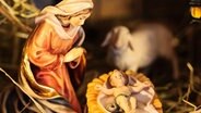 Maria und Jesus in der Krippe © fotolia Foto: Alexander Hoffmann