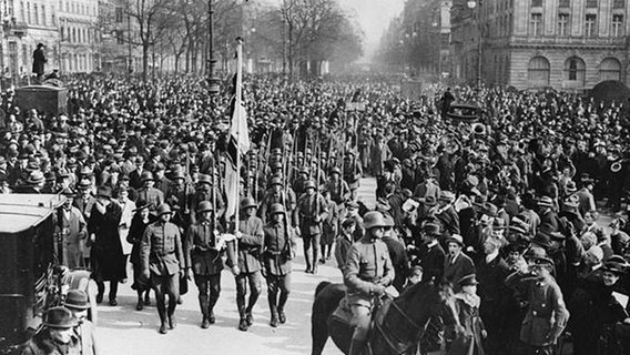 Die Marinebrigade Ehrhardt zieht während des Kapp-Putsches in Berlin ein.  