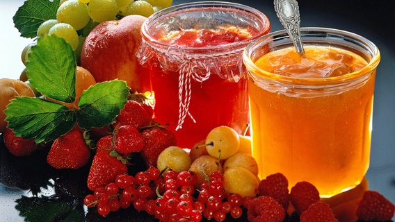 Gläser mit selbstgemachter Marmelade und frischen Früchten. © picture-alliance/dpa/Stockfood 